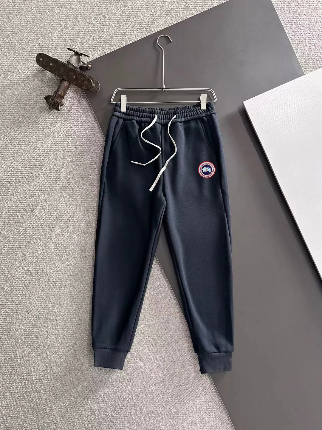 Next day shipment P360 Big Goose 2025 new winter elastic band casual pants, thick velvet counter-customized fabric, high breathability and comfort, impeccable details, brand element design concept, reflecting high quality. It feels delicate and soft! It presents a casual cut and the upper body shape is great! Size: M-4XL